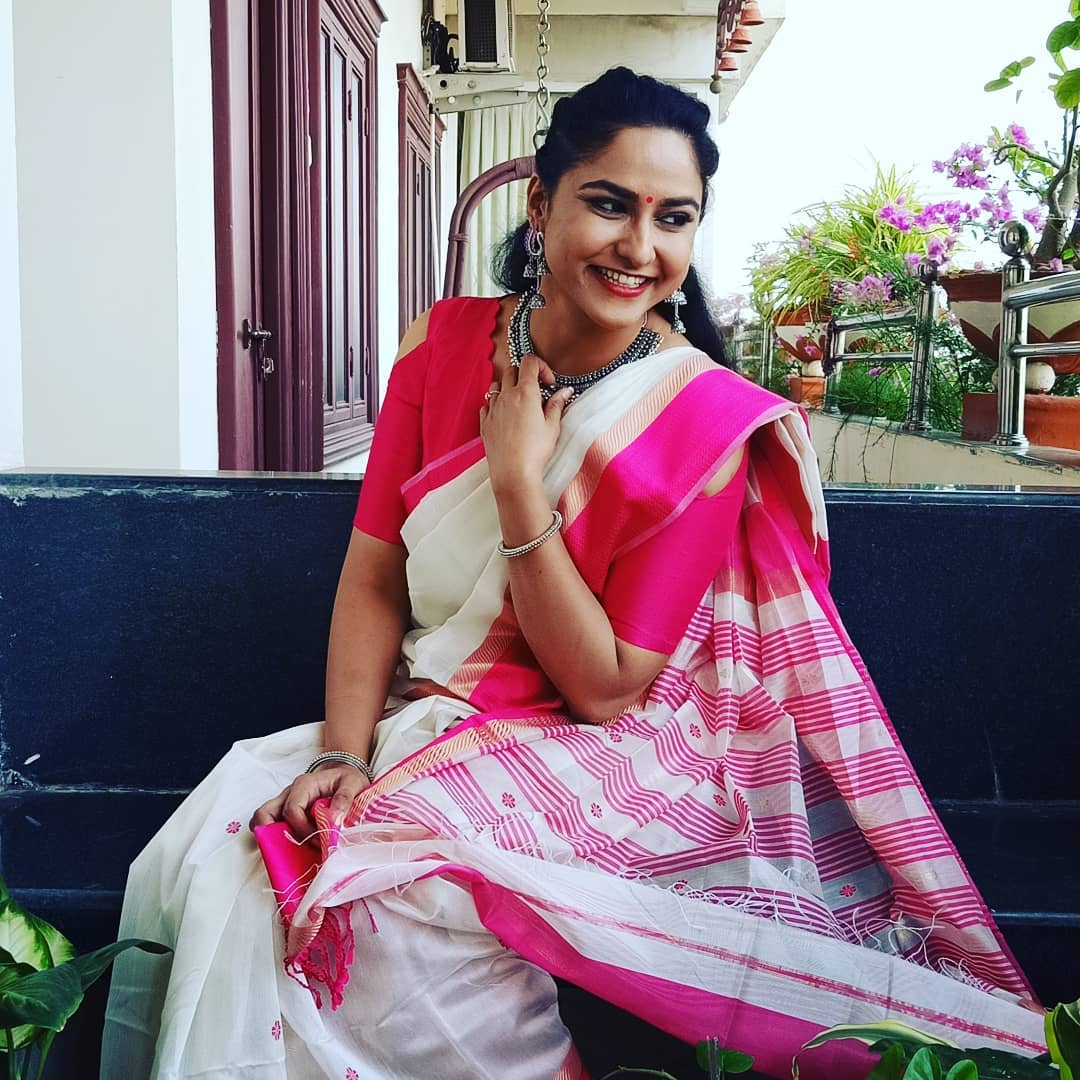 Zee Telugu Tv Anchor Kasi Annapurna In White Saree Blouse